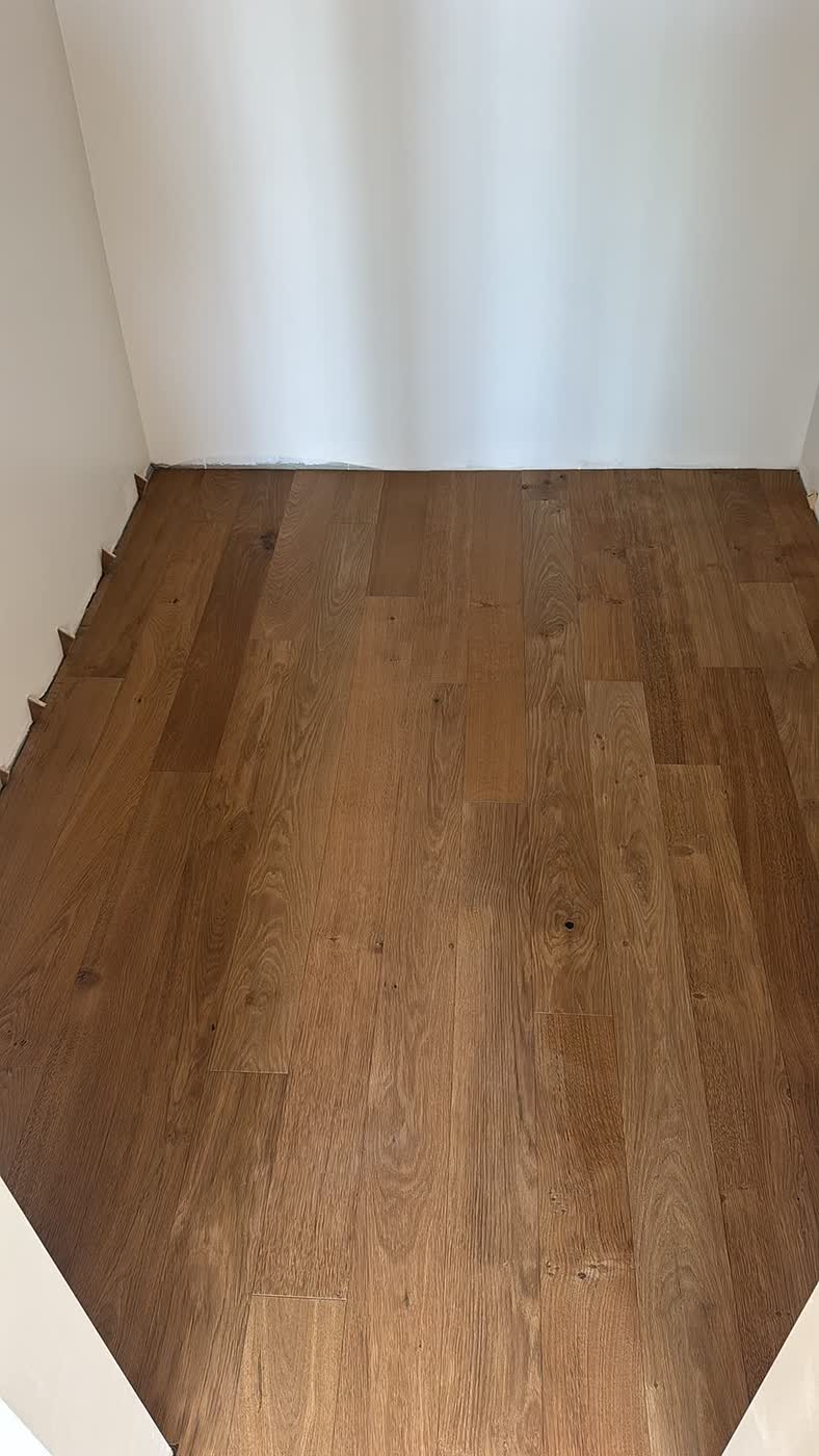 Cantiere di sostituzione: colla stesa a pettine accanto al parquet esistente