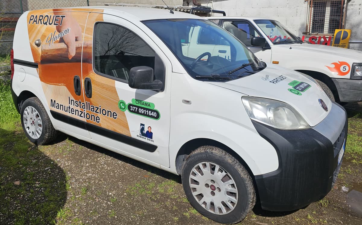 Il furgone attrezzato di Hamza Parquet, con la grafica aziendale