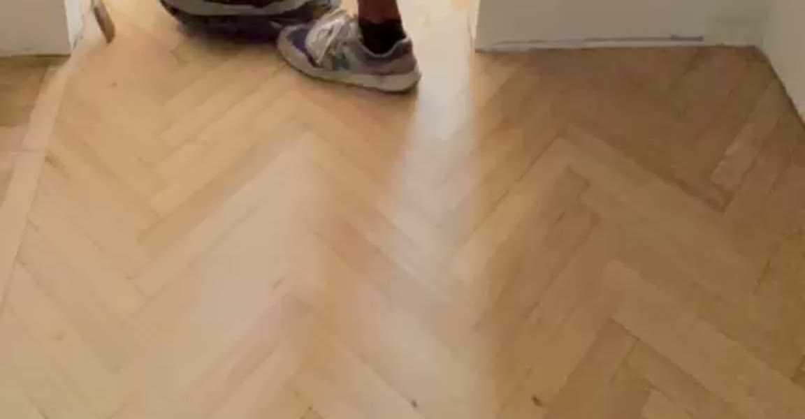 Pavimento in parquet a spina italiana appena posato in un appartamento a Roma