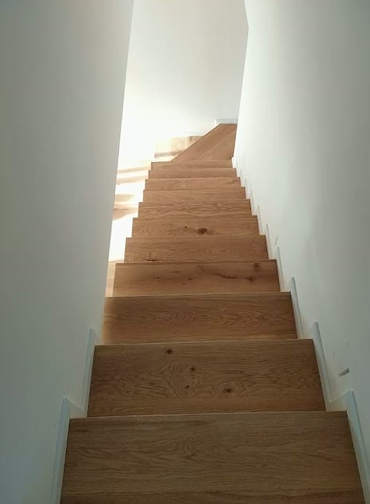 Scala interna rivestita in rovere, gradini in continuità con il pavimento