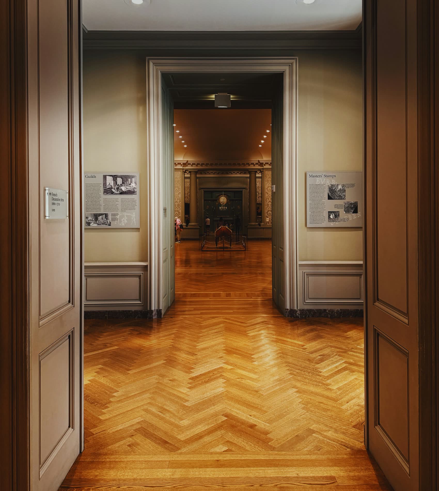 Corridoio signorile con parquet in rovere a spina, lucido, e boiserie alle pareti