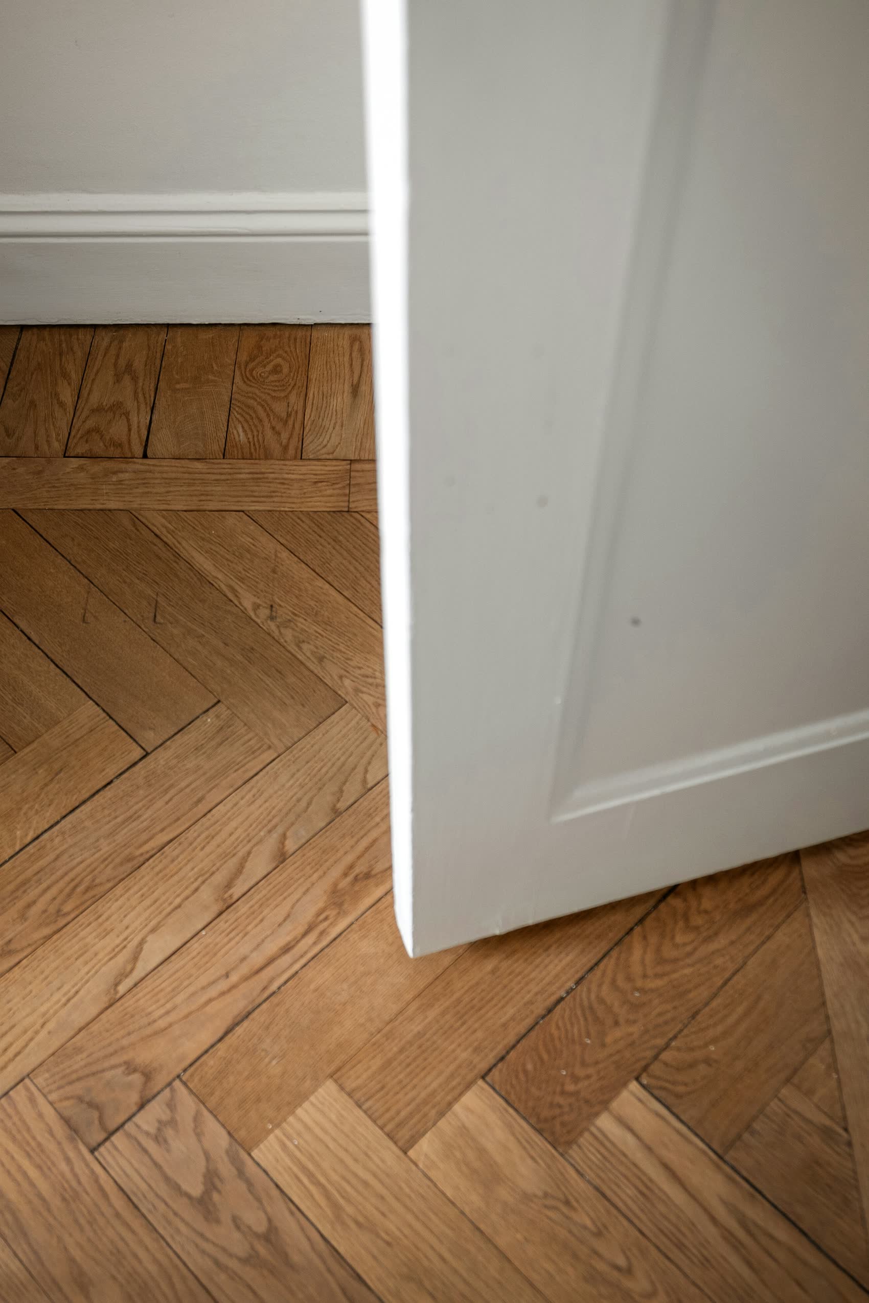 Parquet a spina di pesce in rovere, ripreso in primo piano in un interno elegante