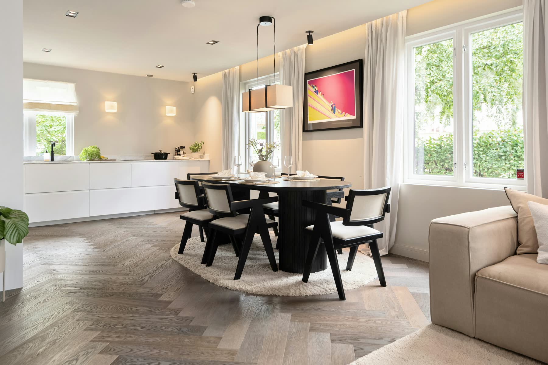 Sala da pranzo con pavimento in legno a spina e grandi vetrate
