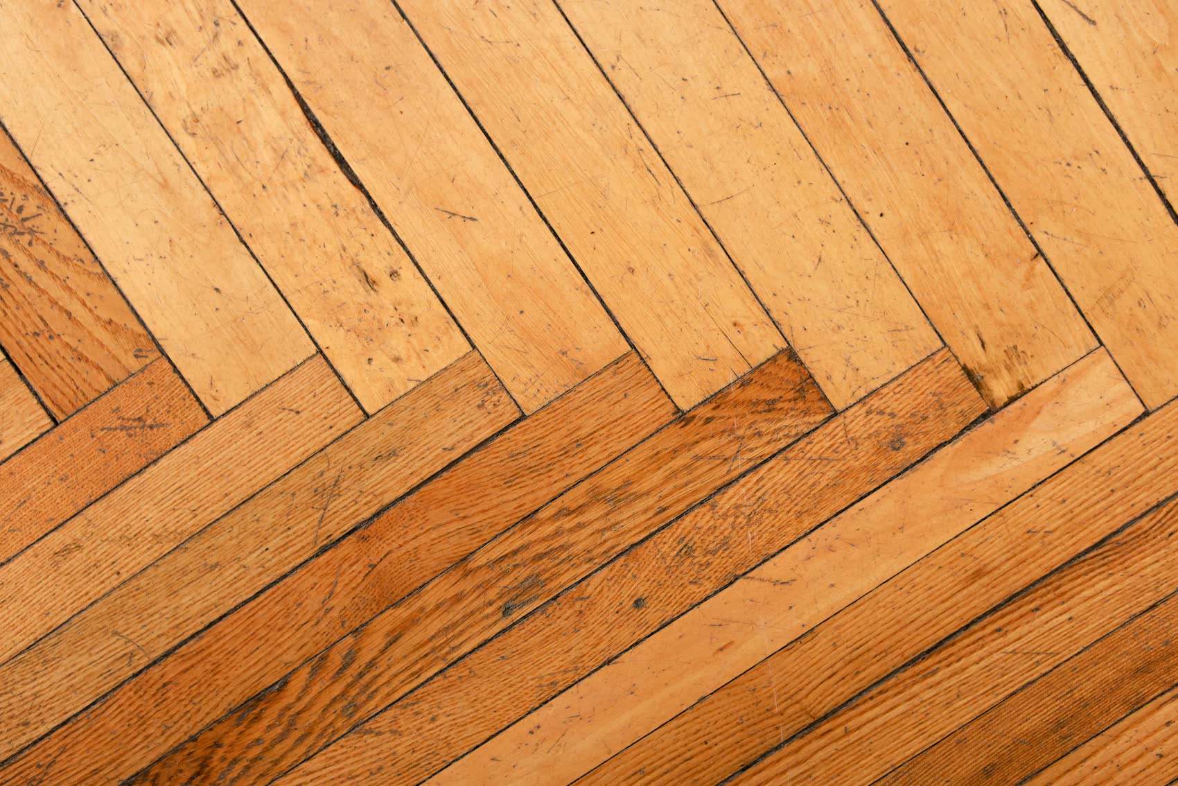 Parquet a spina in rovere ambrato, vista ravvicinata