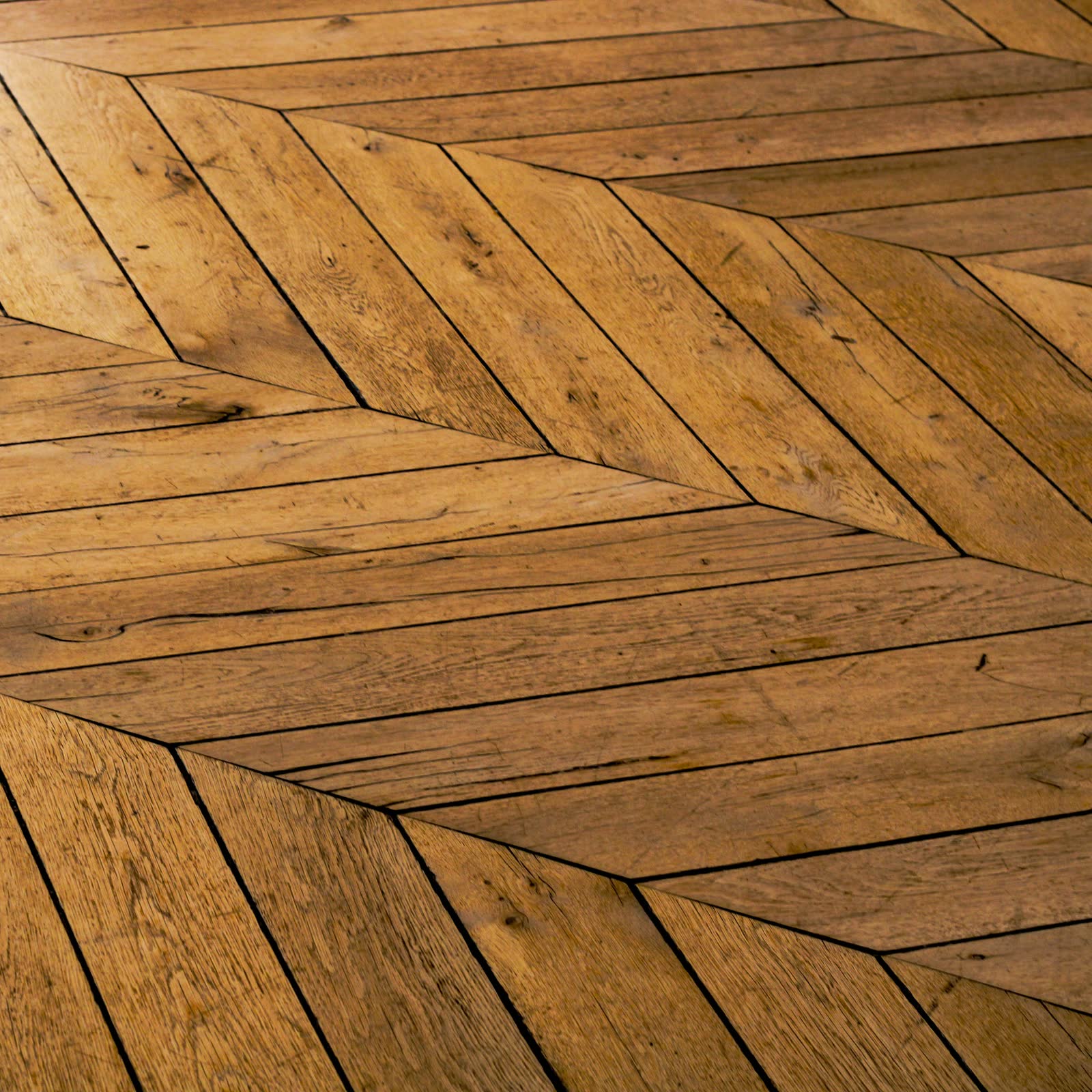 Parquet posato a spina francese, con il disegno a V continua