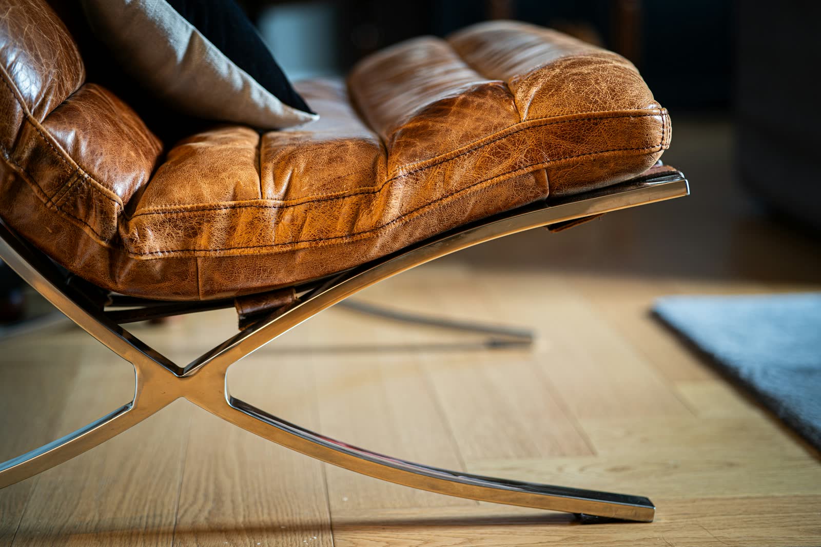 Pavimento in legno a listoni chiari in un interno di design