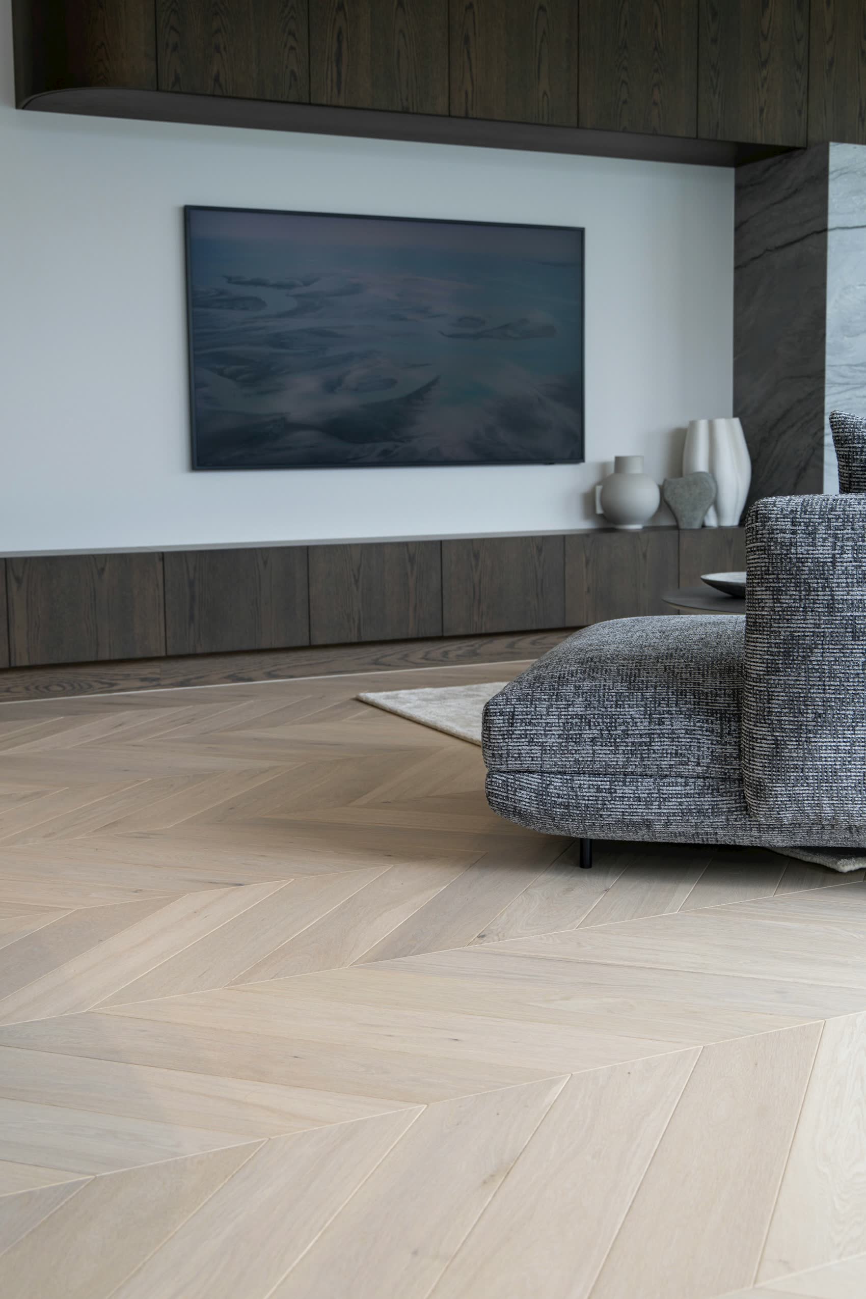 Salone di lusso con il parquet appena posato a spina di pesce