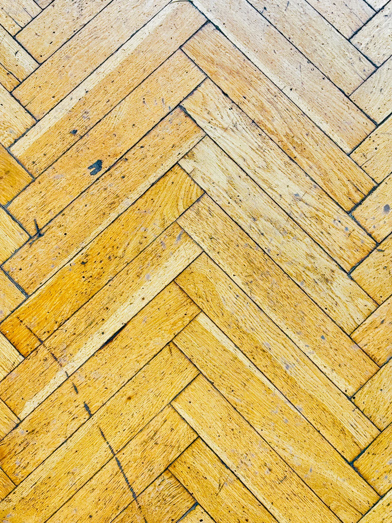 Parquet a spina consumato, da recuperare con levigatura e nuova finitura