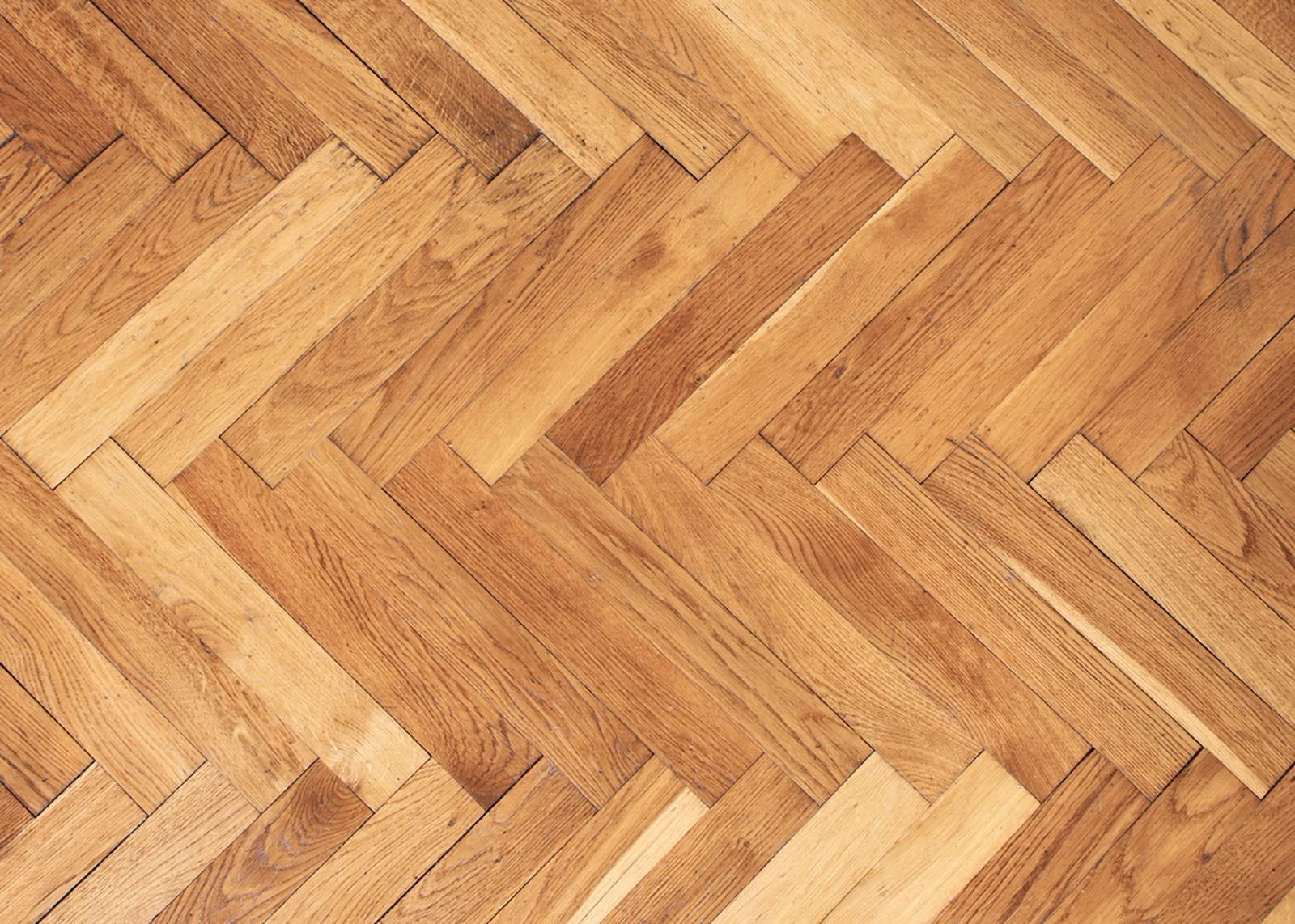 Parquet di rovere posato a spina, con le fughe regolari viste dall'alto