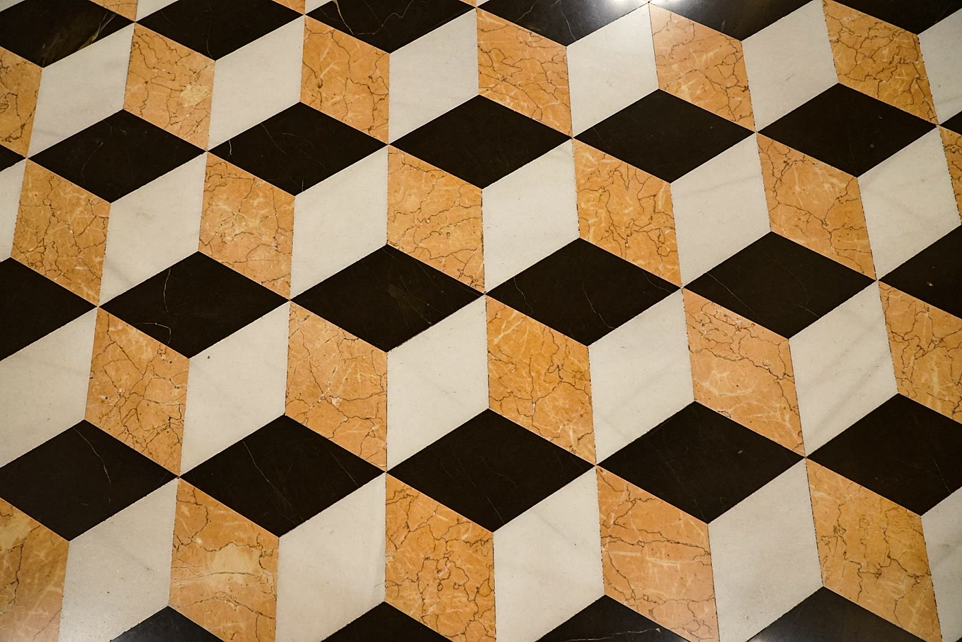 Pavimento in marmo a disegno geometrico in un ambiente interno