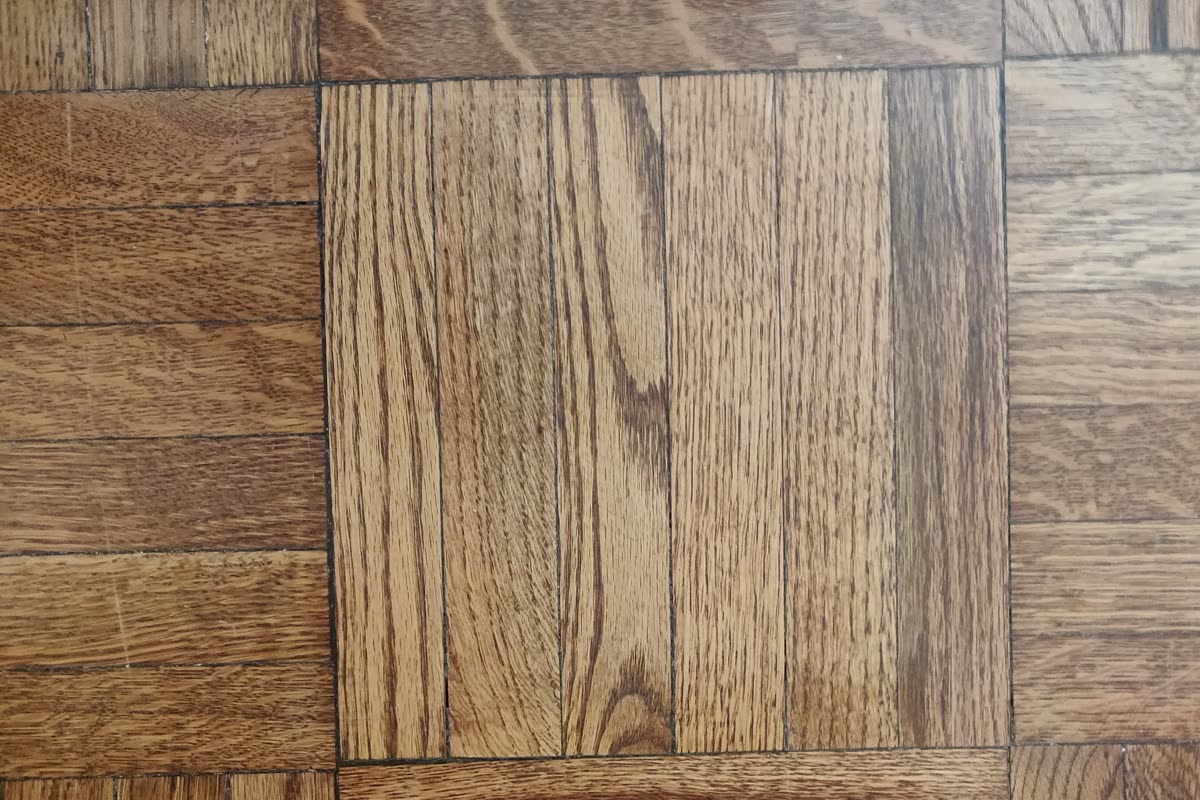 Parquet consumato con listelli rovinati, prima della riparazione