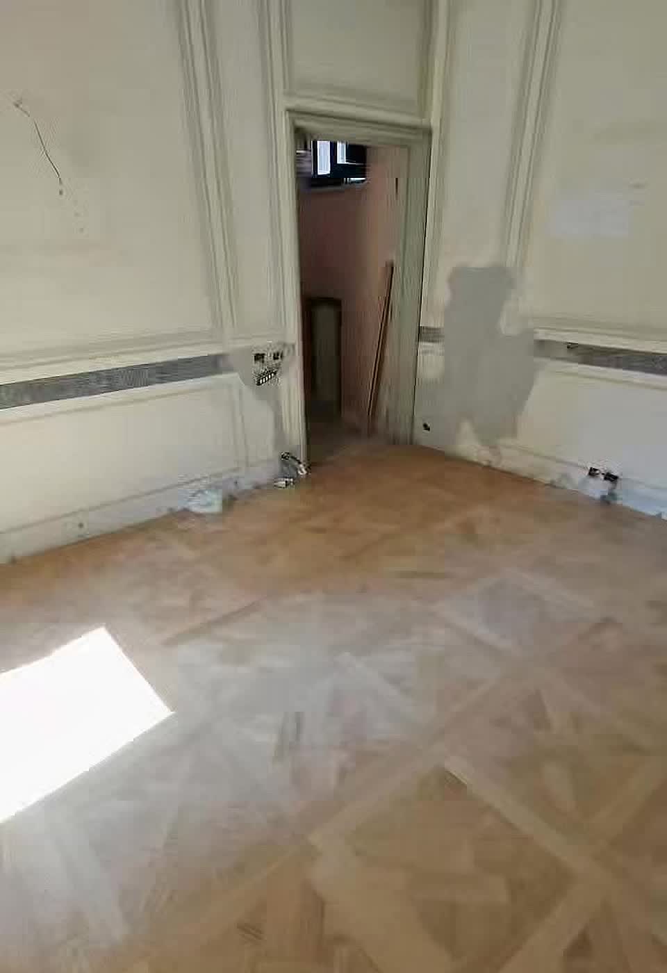 Pavimento a quadrotte tipo Versailles in un appartamento con boiserie